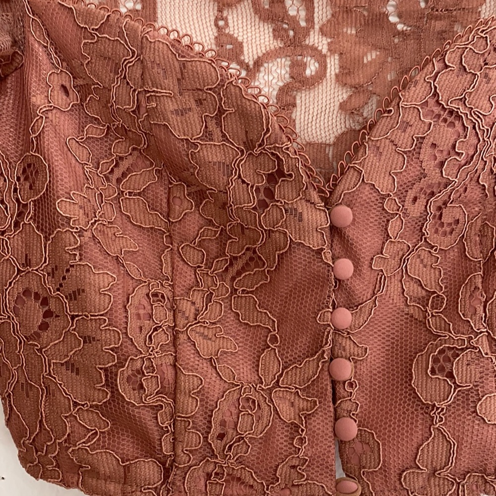 Lace 3/4 flutter sleeve sweetheart top - Picture 2 of 4